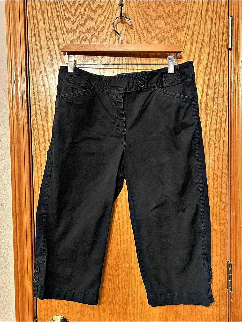 Ann Taylor LOFT Black Capris Size 10